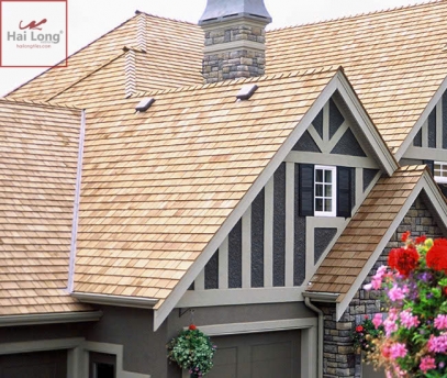 kiến trúc biệt thự ngói phẳng màu gỗ tuyết tùng